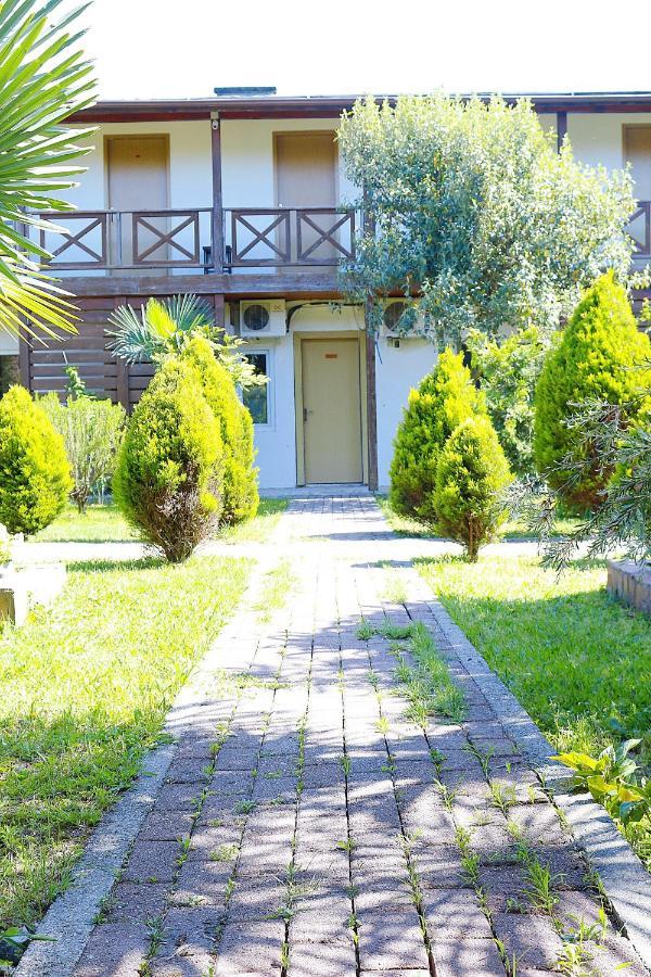 Guest House Alashara Pizunda Exterior photo